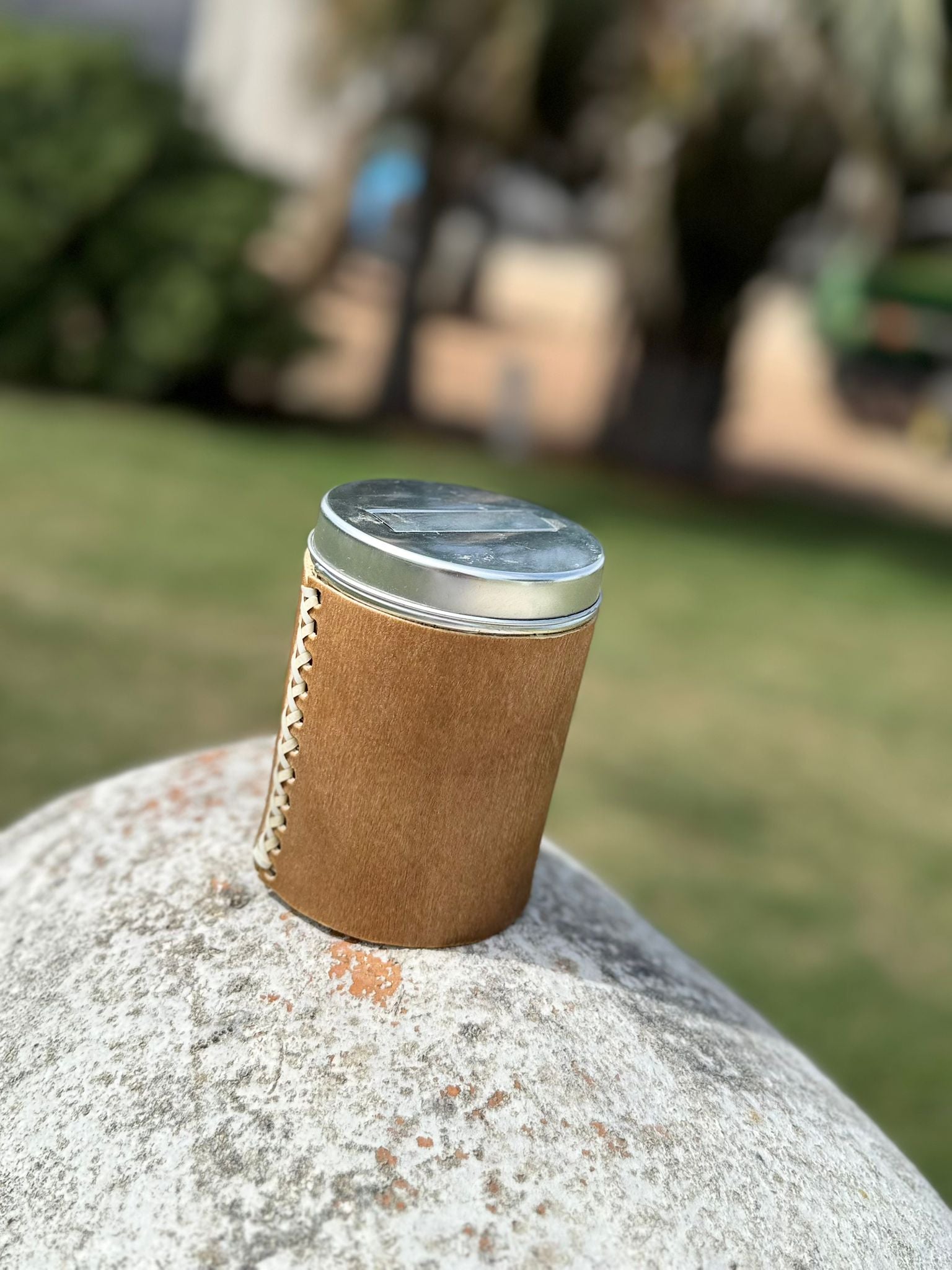 Yerbera Lata forrada en cuero crudo.