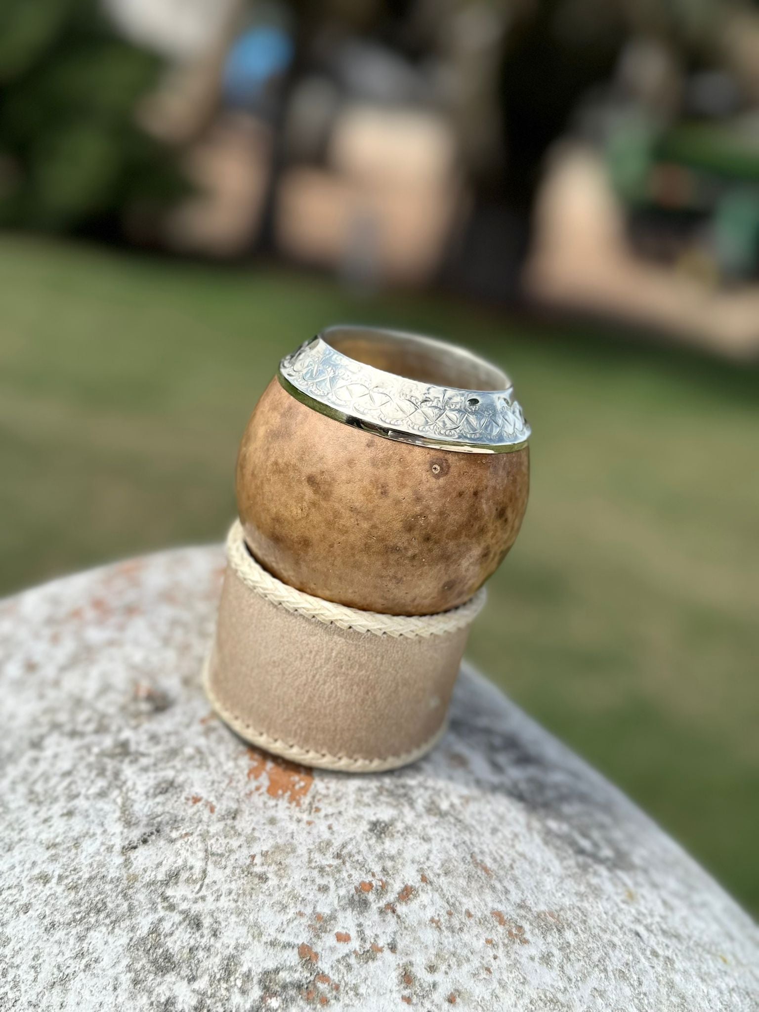 Mate Torpedo - Boquilla de alpaca cincelada + posa mate bordado en tiento $1780.