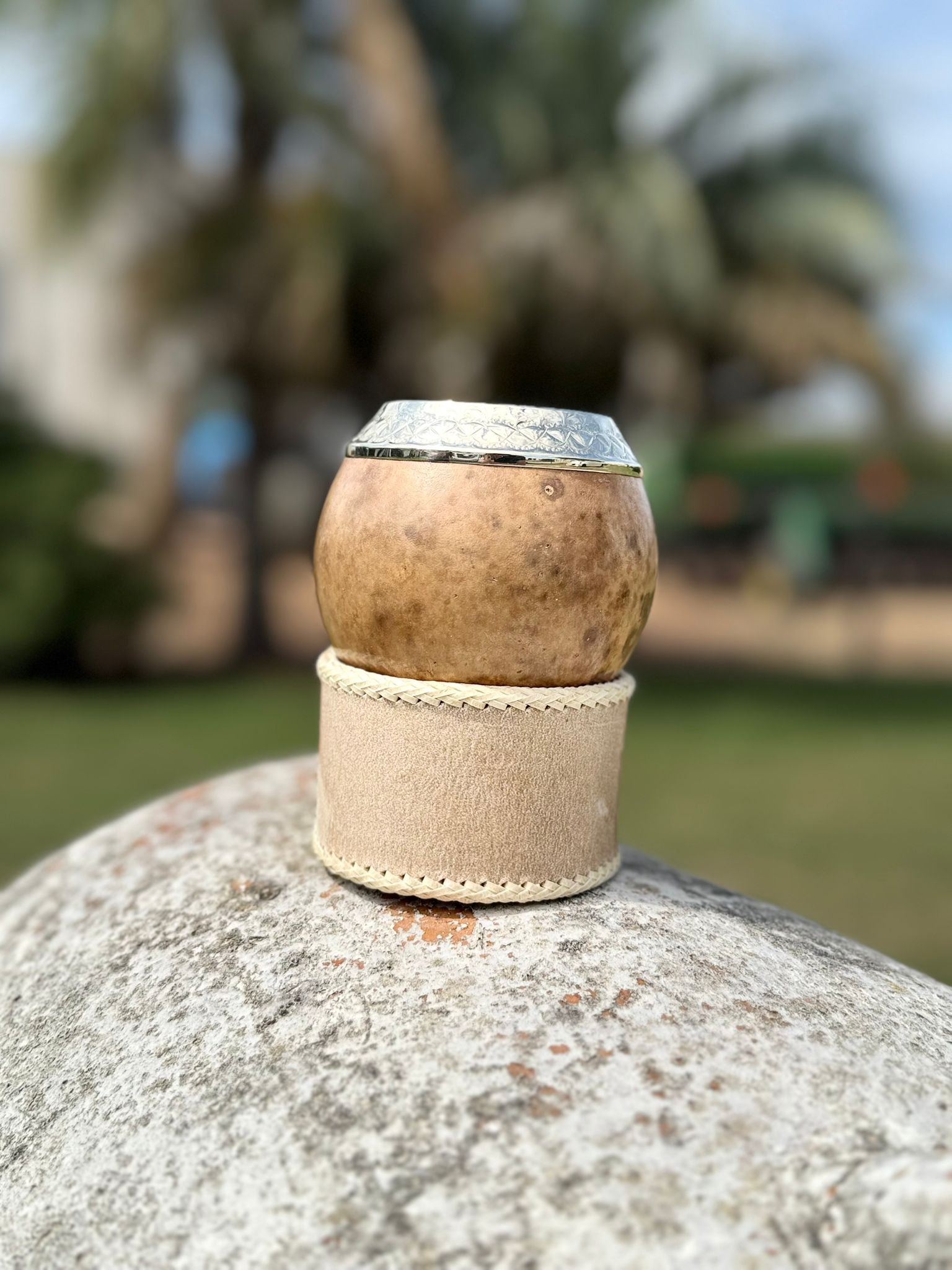 Mate Torpedo - Boquilla de alpaca cincelada + posa mate bordado en tiento $1780.